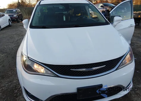 2017 Chrysler Pacifica Touring-L Plus z USA, uszkodzony, nr VIN 2C4RC1EG9HR543701